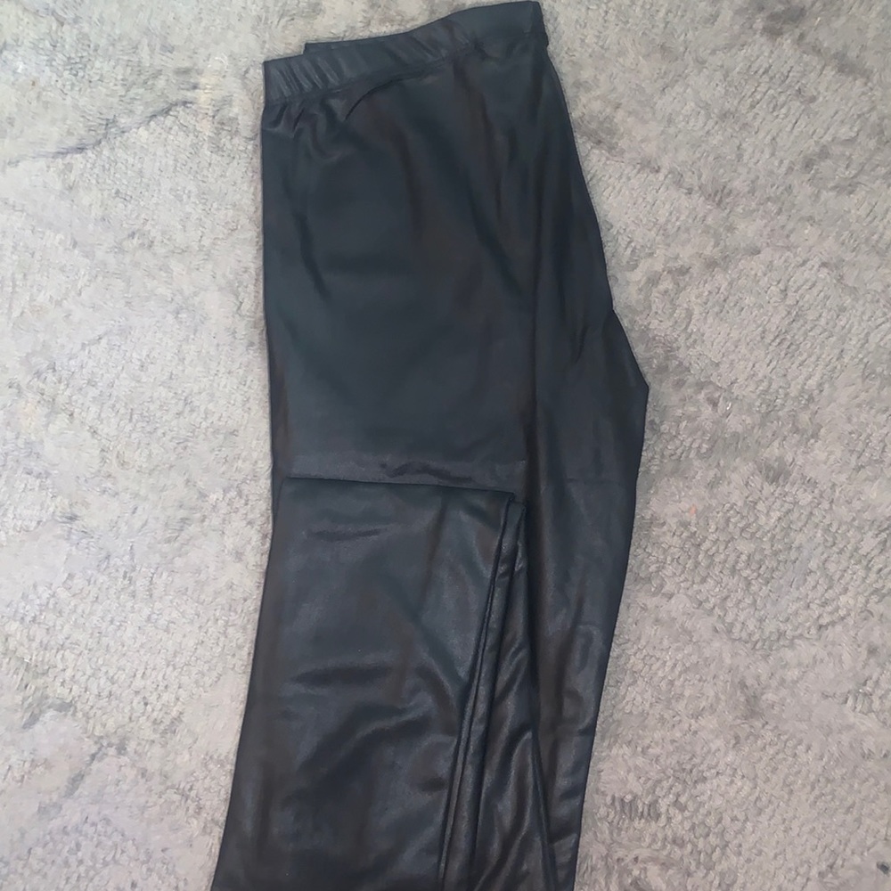 Shiny black leggings
